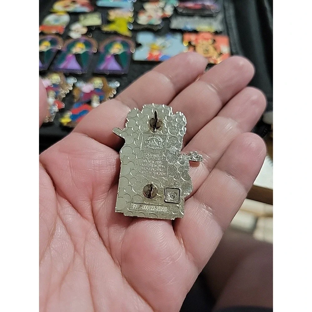 Disney Parks Villains Window Portrait Mystery Pin Cruella - Picture 2 of 5